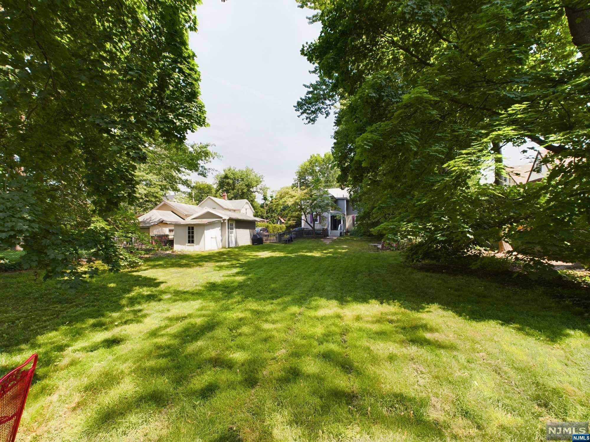 836 E Avenue