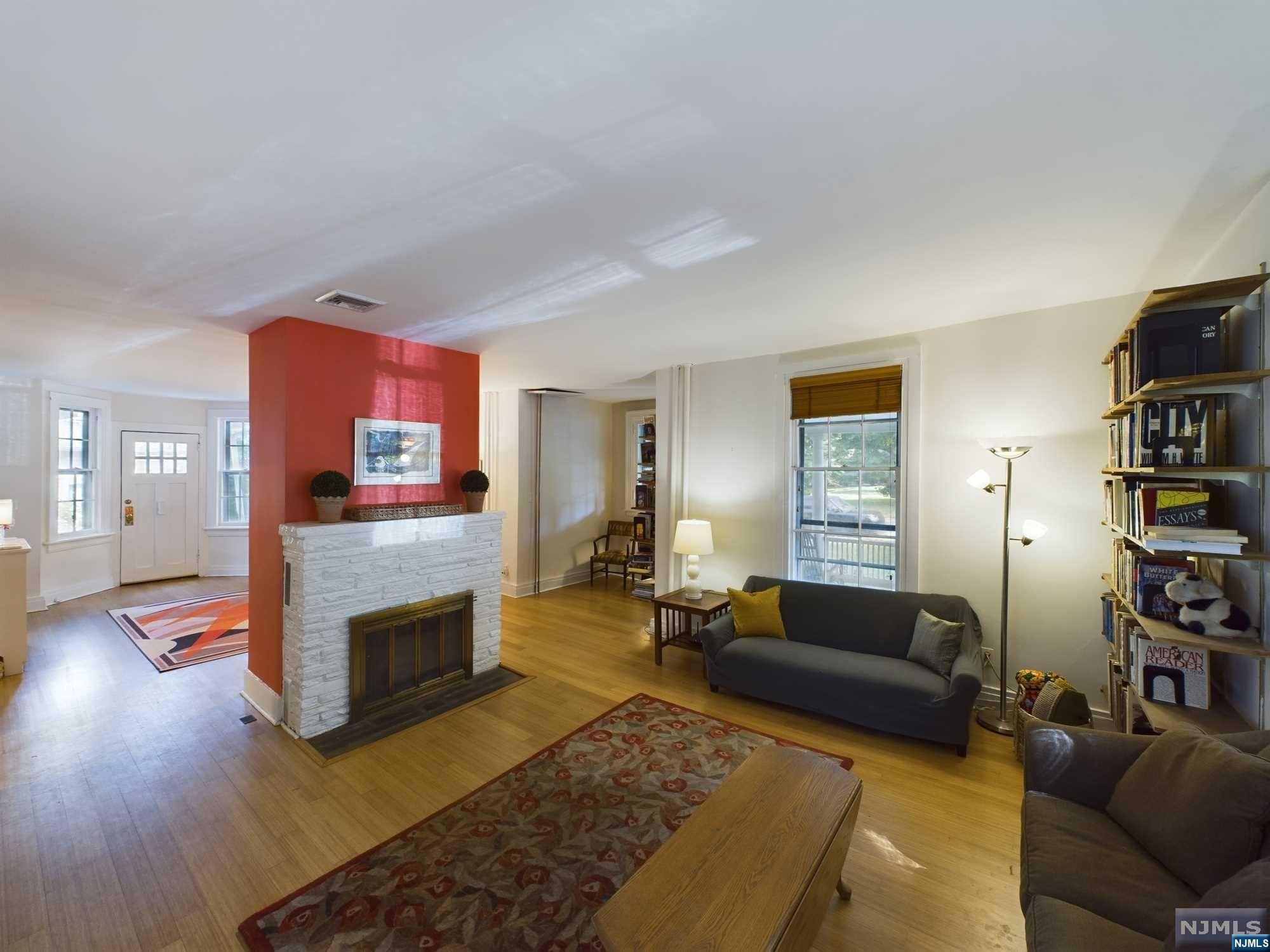 836 E Avenue