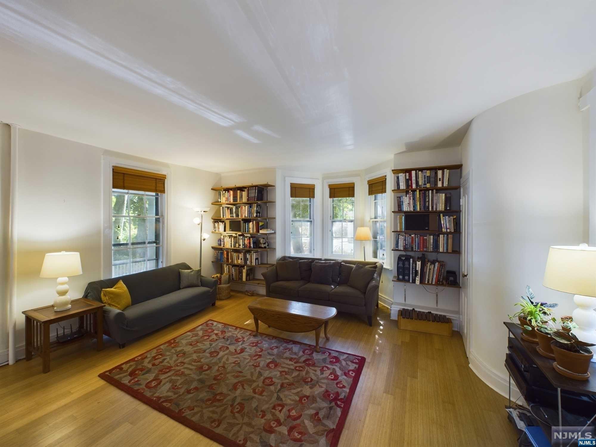 836 E Avenue