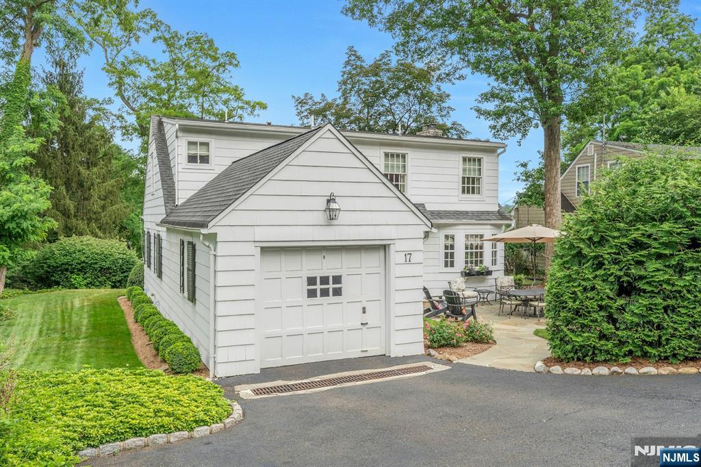 17 Crescent Place
