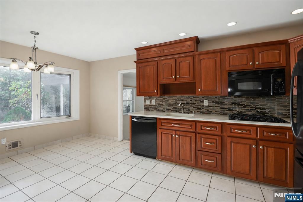 595 Colonial Road