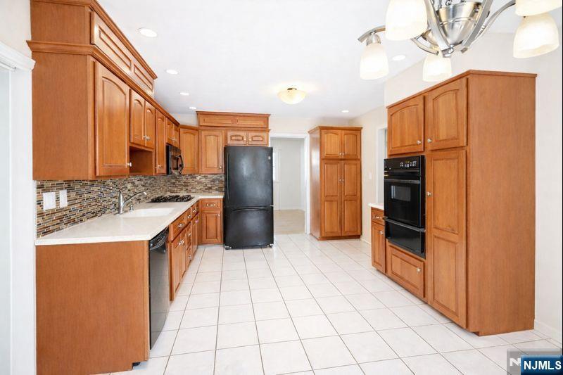 595 Colonial Road