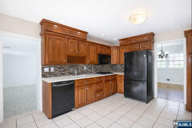 595 Colonial Road