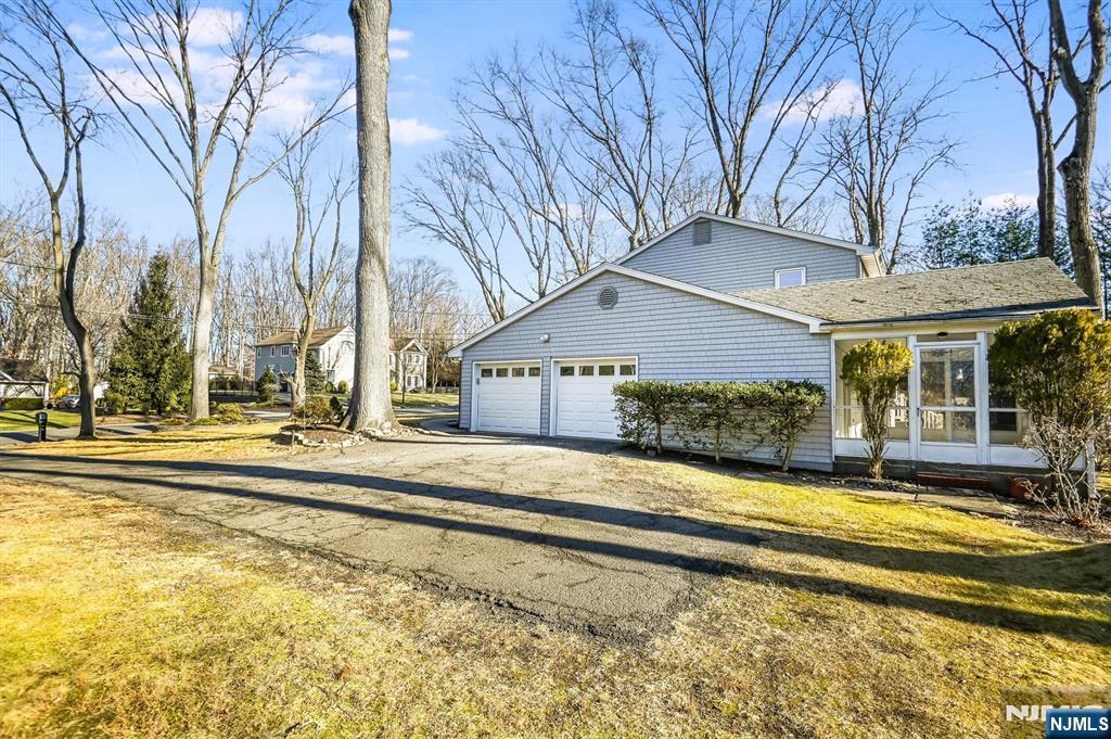 595 Colonial Road