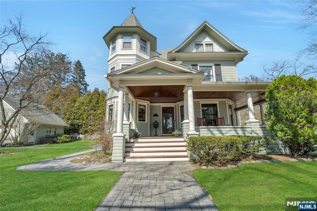 321 Hollywood Avenue