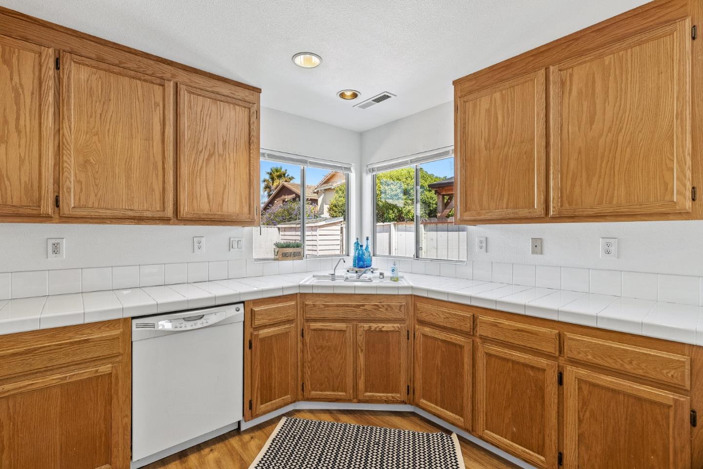 910 Cortina Way