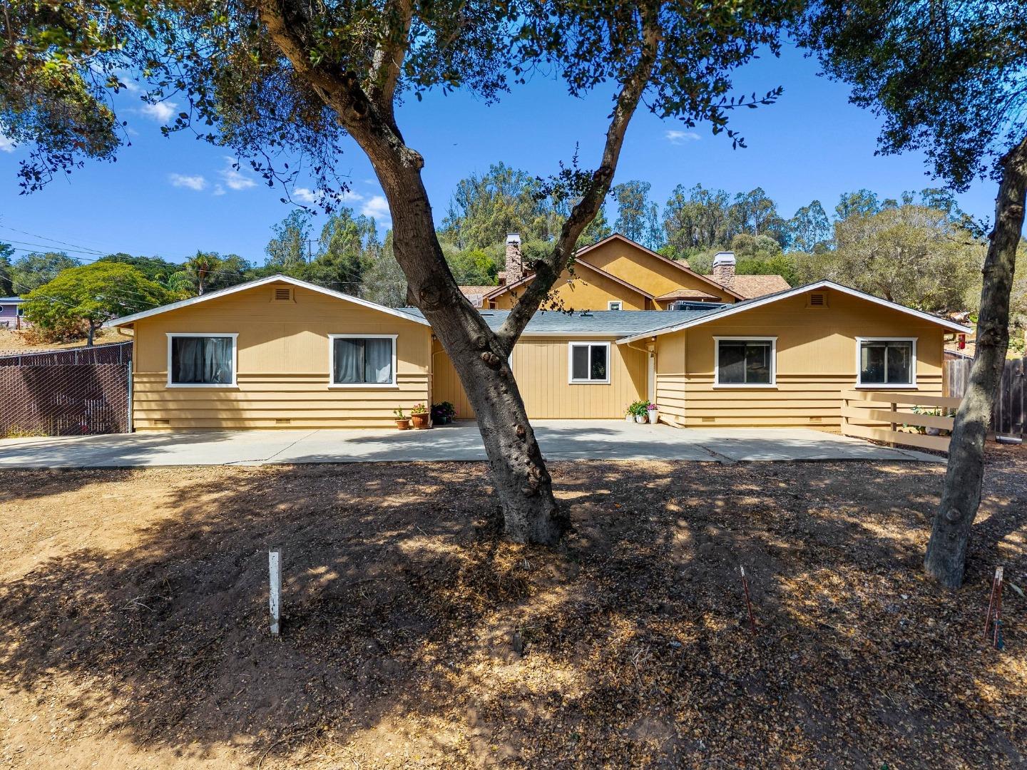 7685-7695 Pine Tree