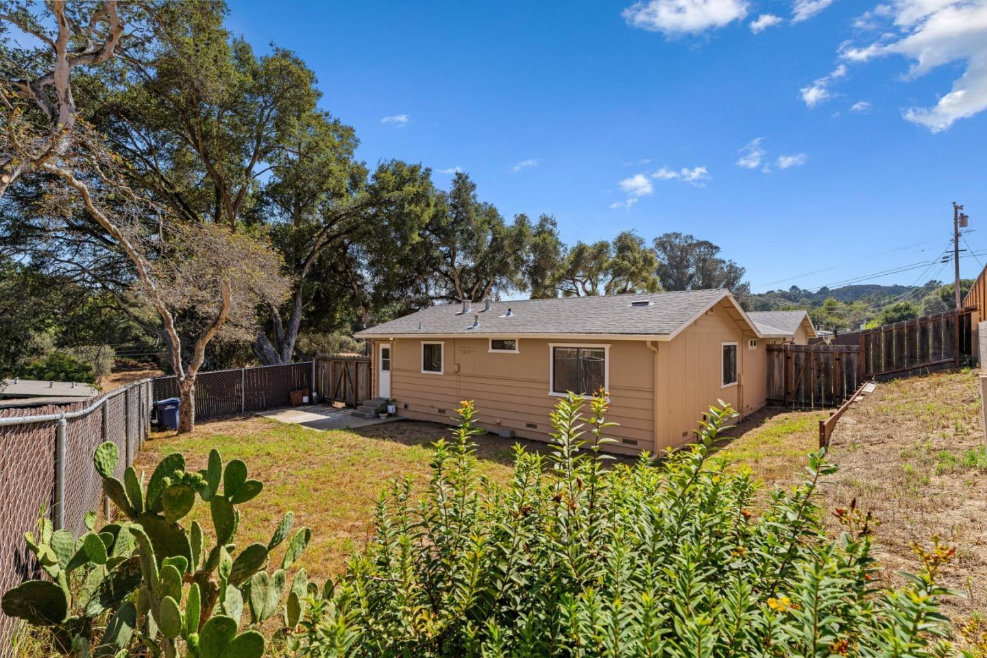 7685-7695 Pine Tree