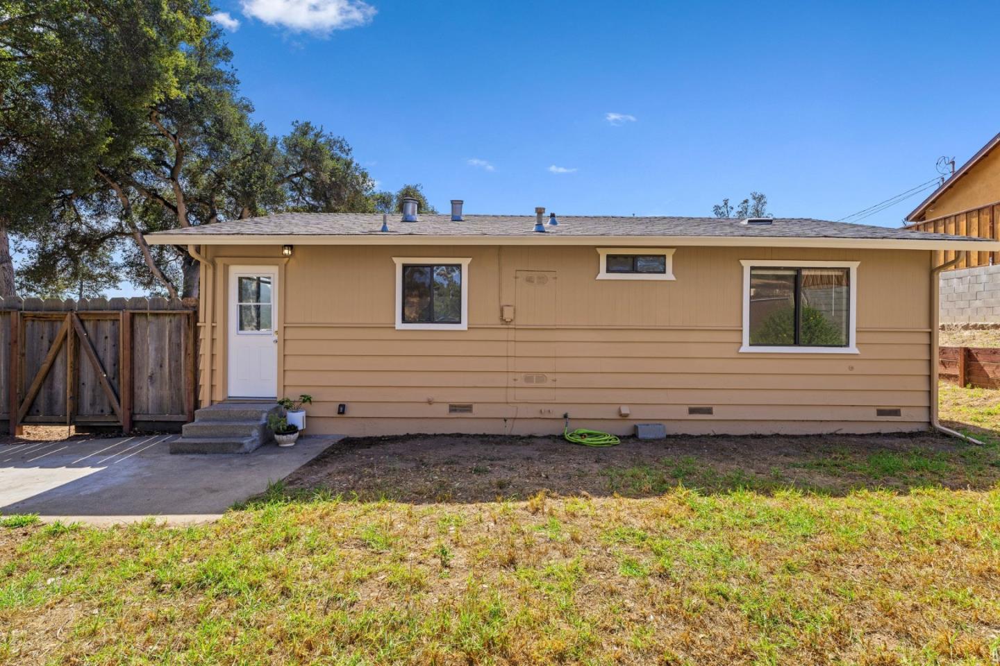 7685-7695 Pine Tree