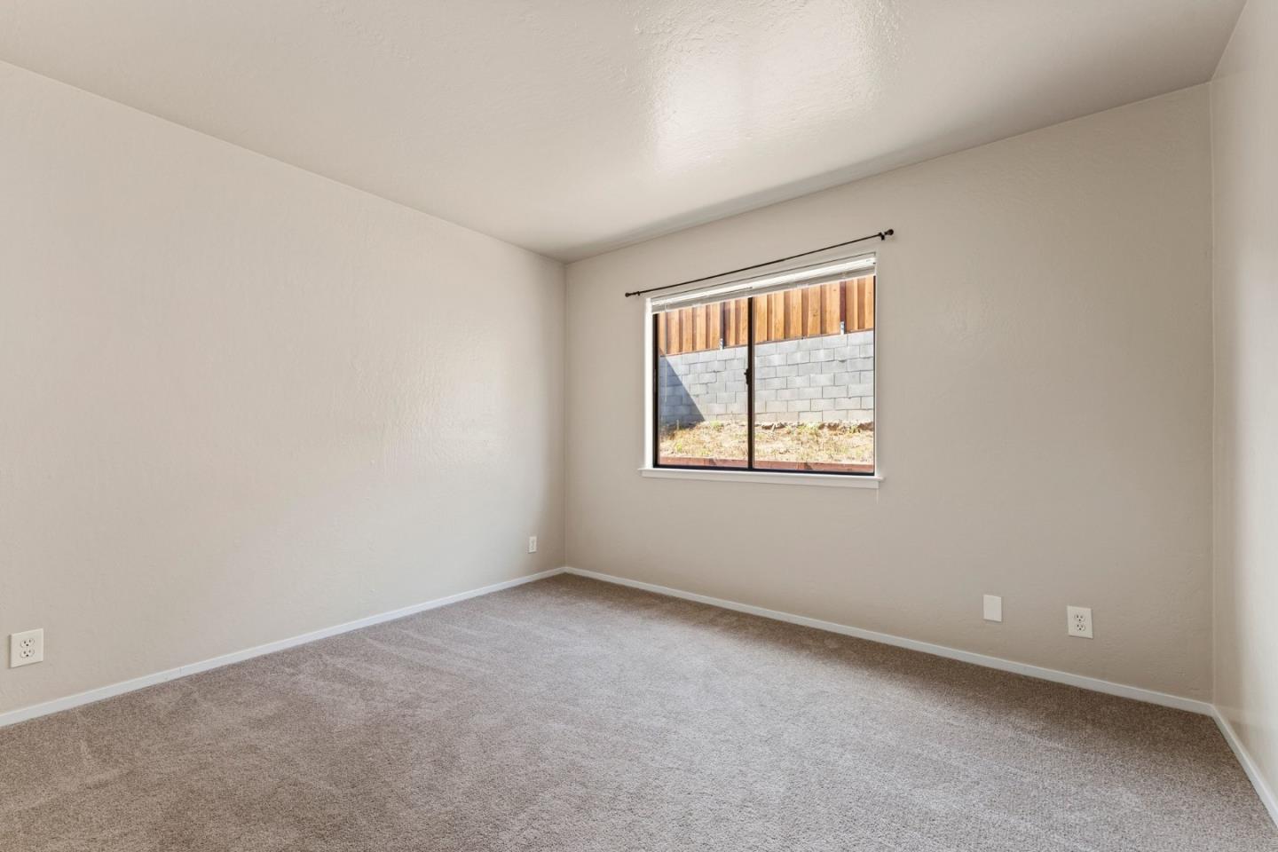7685-7695 Pine Tree