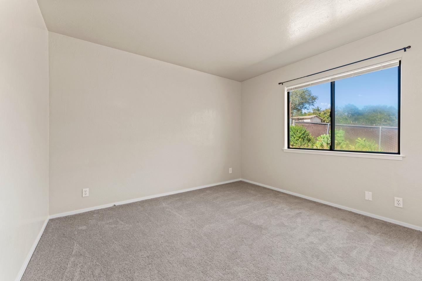 7685-7695 Pine Tree