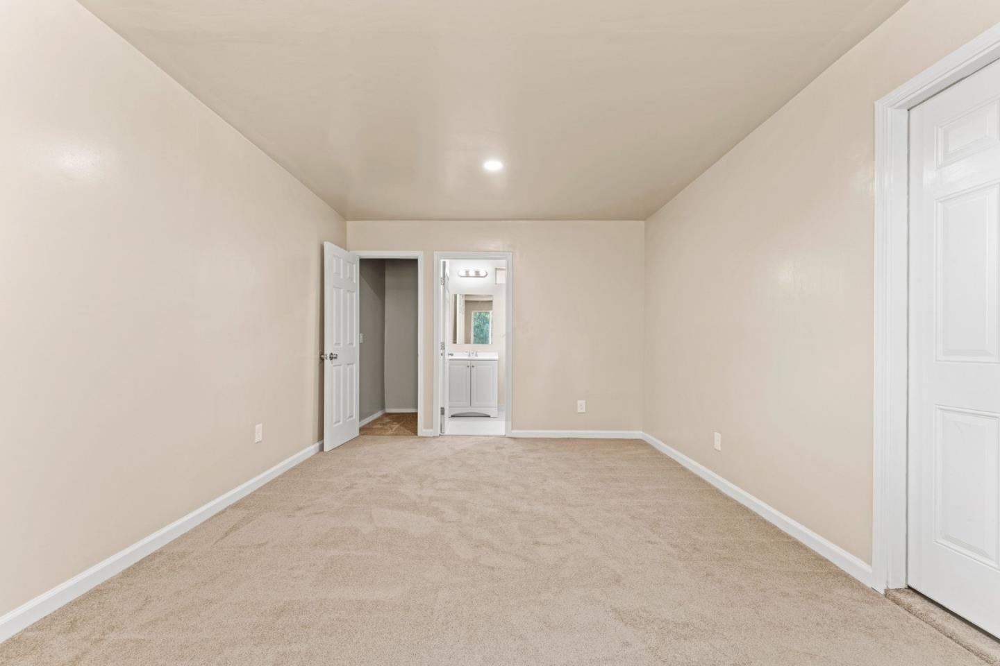7685-7695 Pine Tree