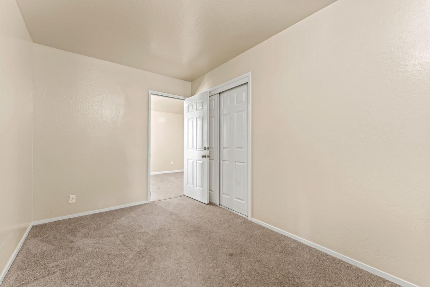 7685-7695 Pine Tree