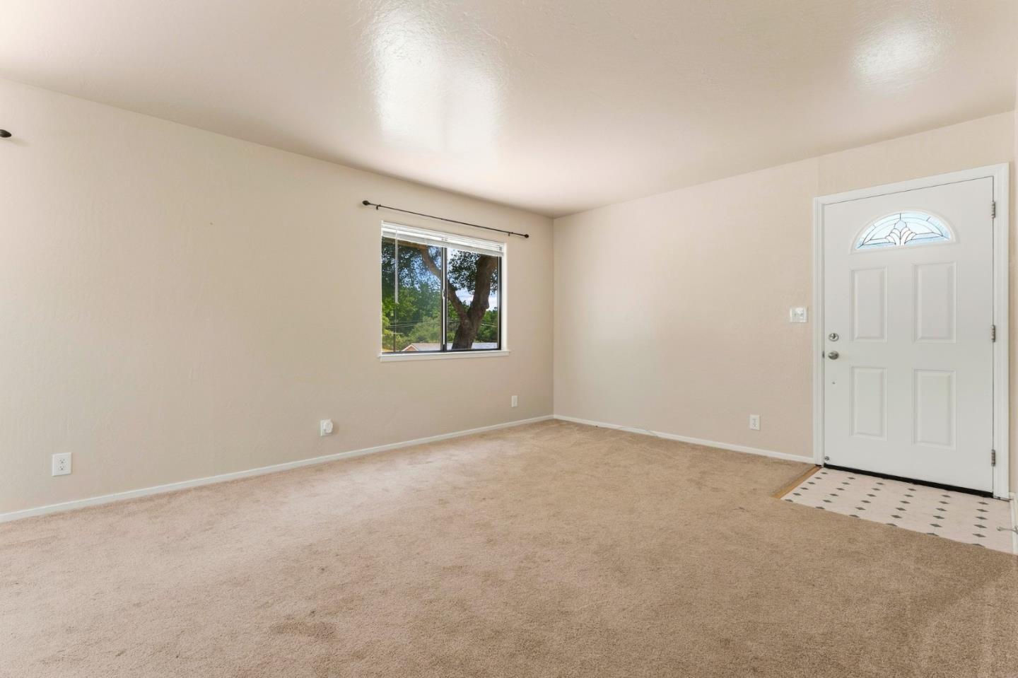 7685-7695 Pine Tree