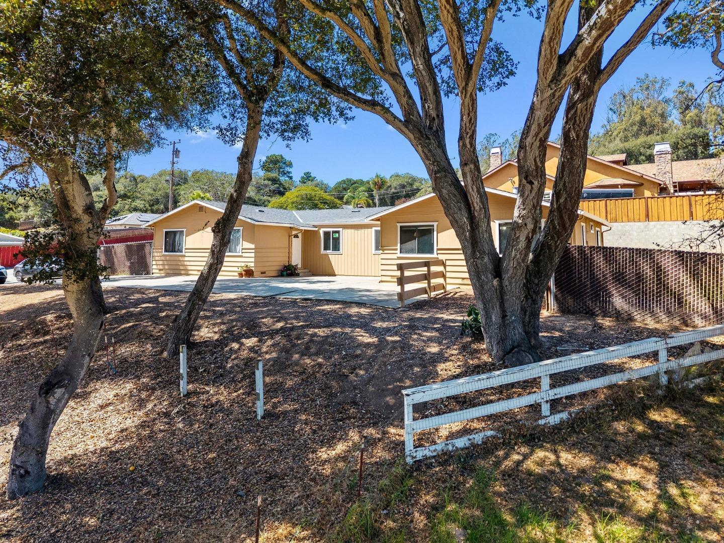 7685-7695 Pine Tree