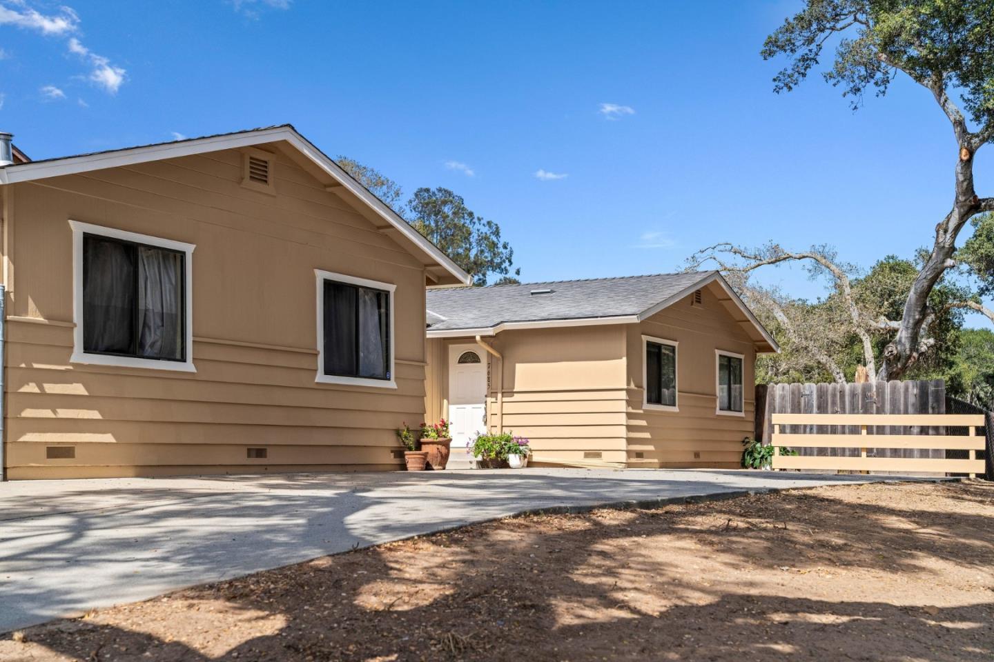 7685-7695 Pine Tree