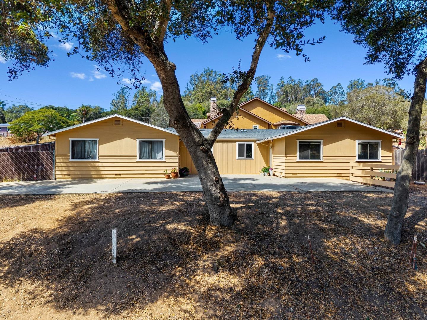 7685-7695 Pine Tree