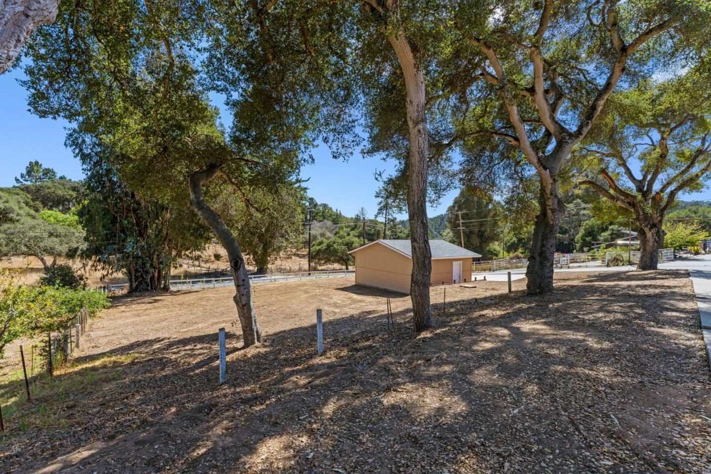 7685-7695 Pine Tree