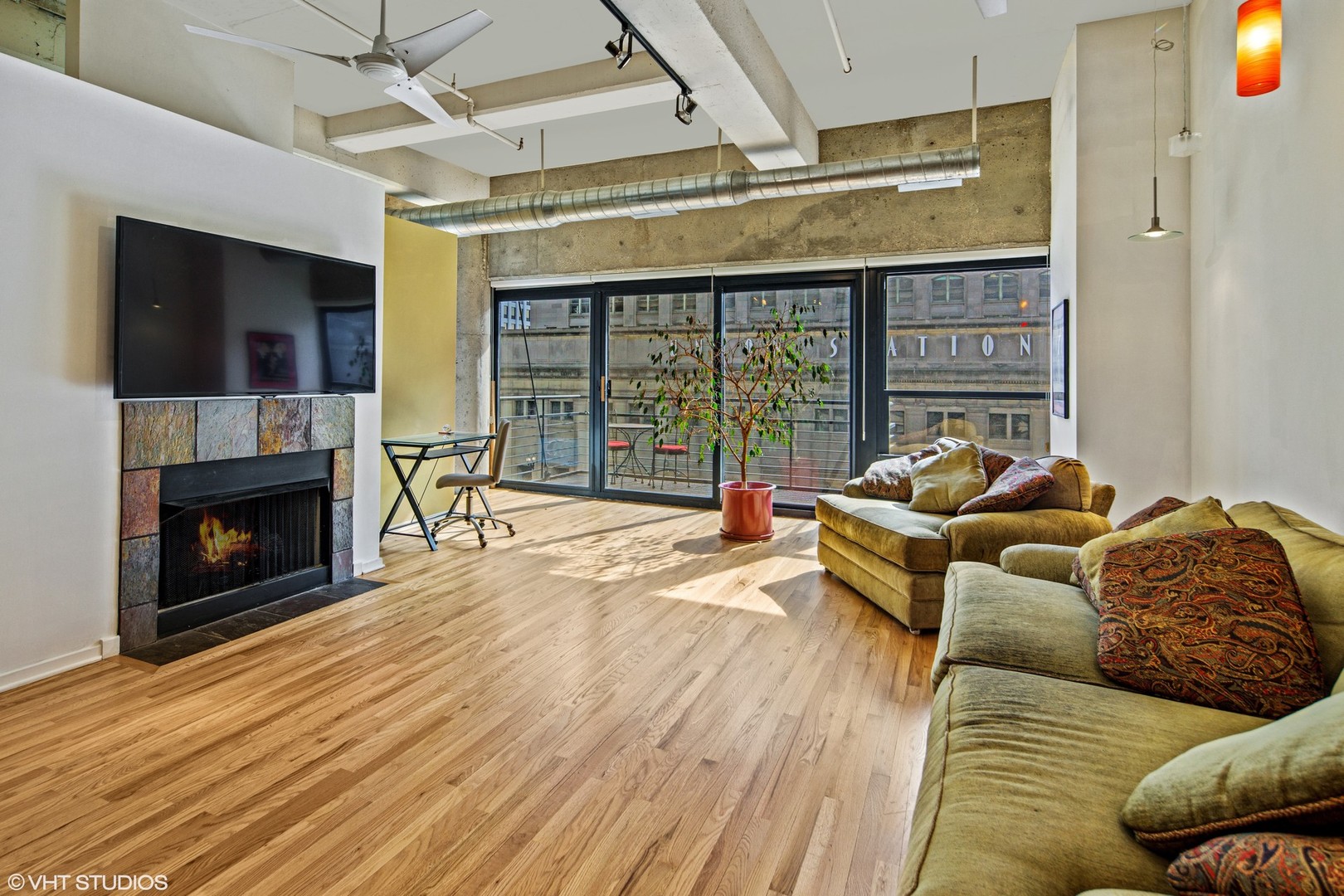 130 S Canal Street Unit: 424