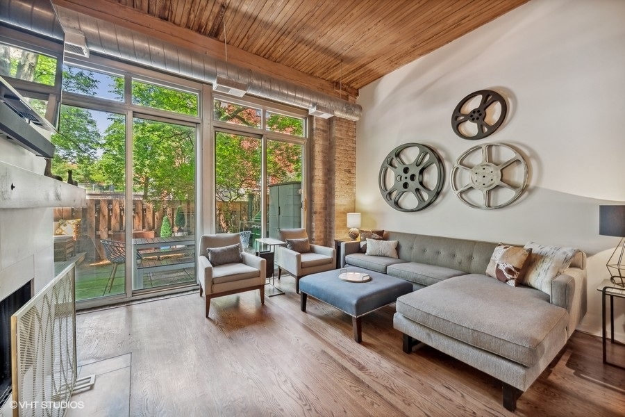 2333 W Saint Paul Avenue Unit: 125