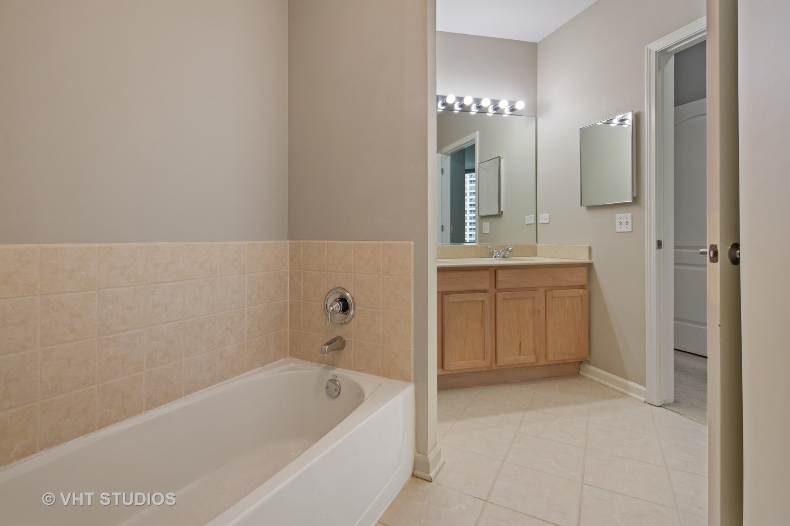 125 S JEFFERSON Street Unit: 902