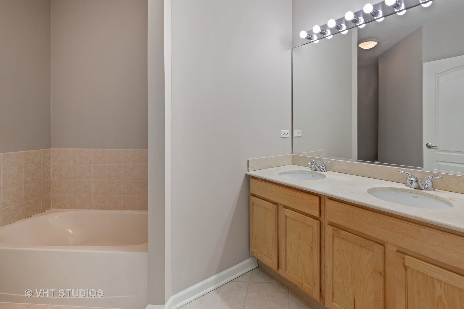 125 S JEFFERSON Street Unit: 902