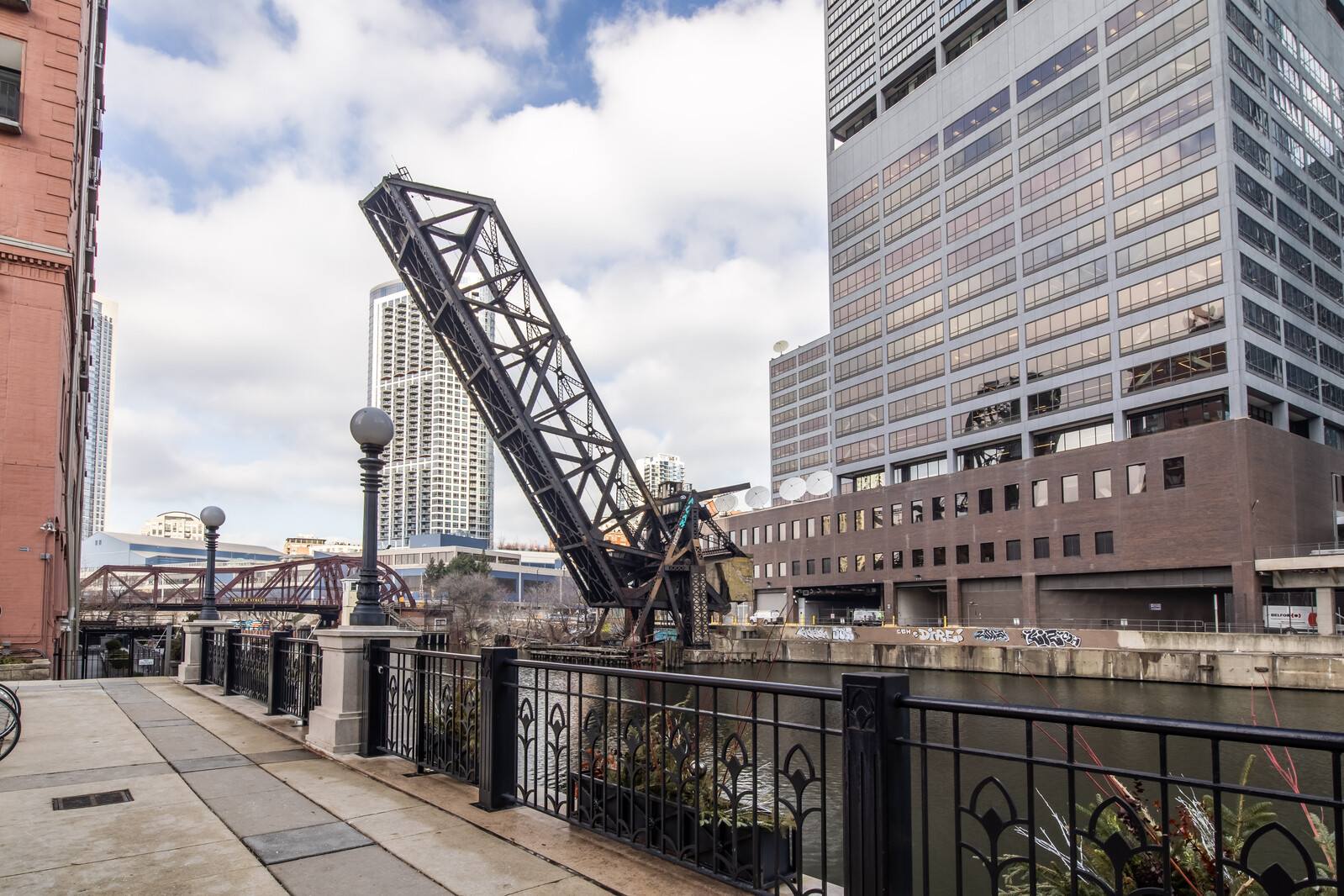 333 N Canal Street Unit: 1302