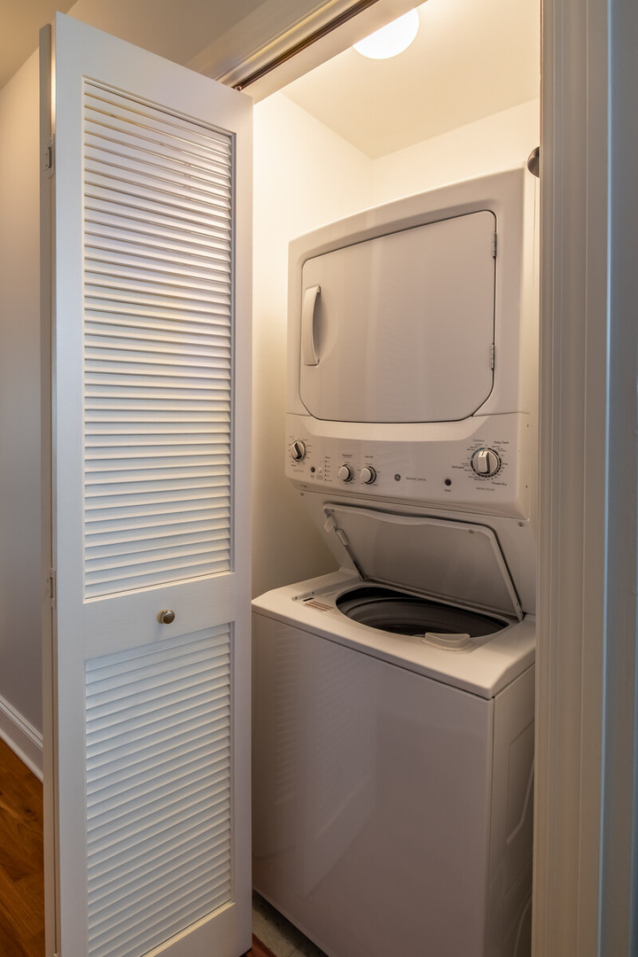 333 N Canal Street Unit: 1302