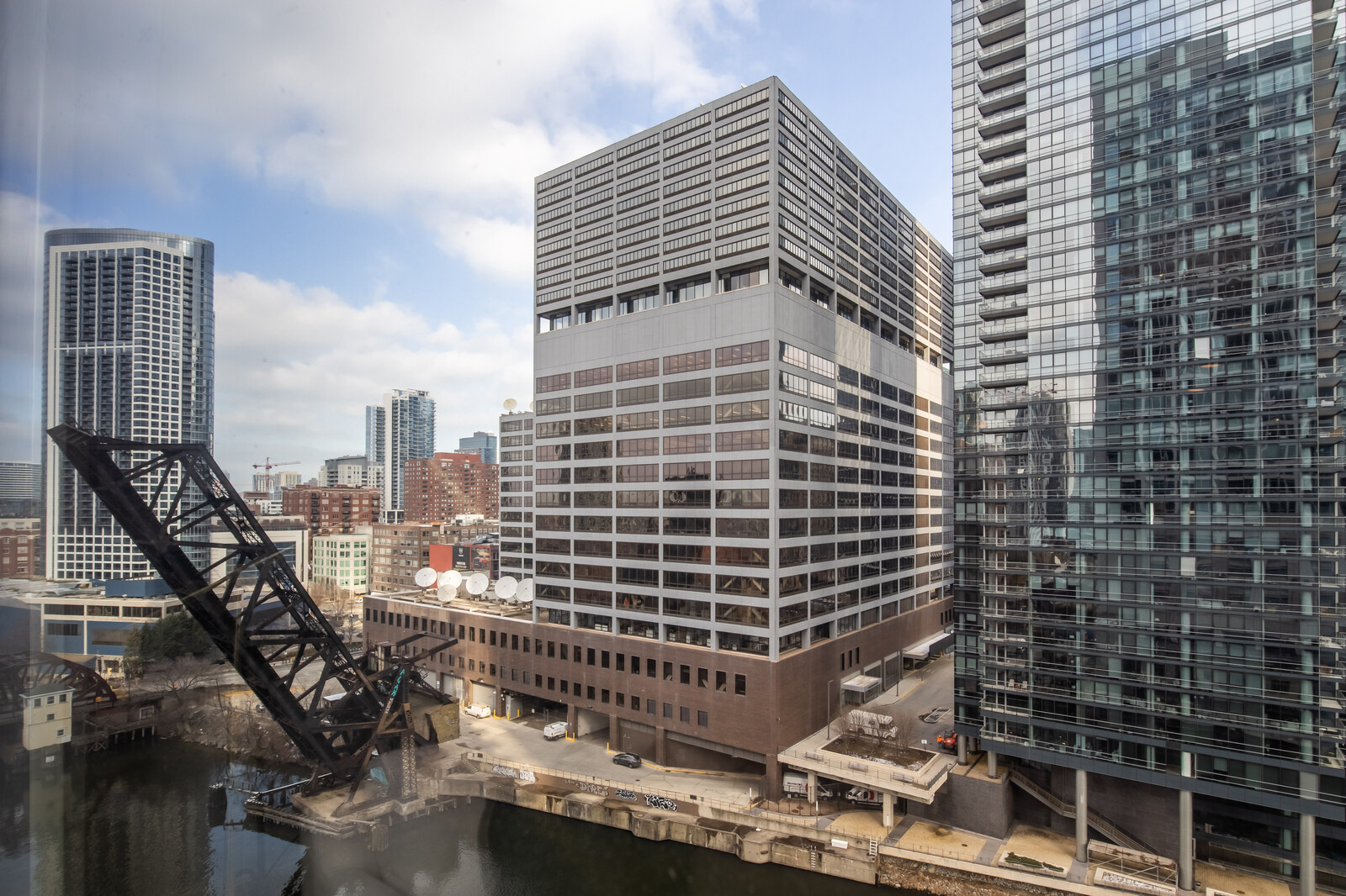 333 N Canal Street Unit: 1302