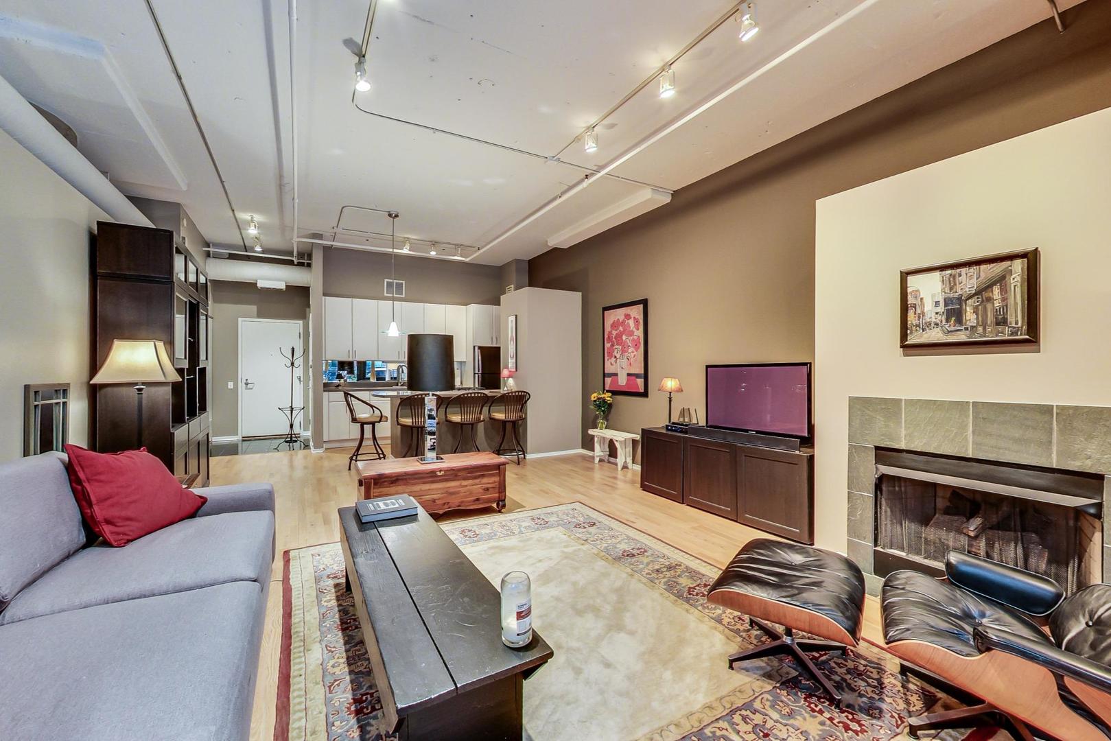 130 S Canal Street Unit: 213