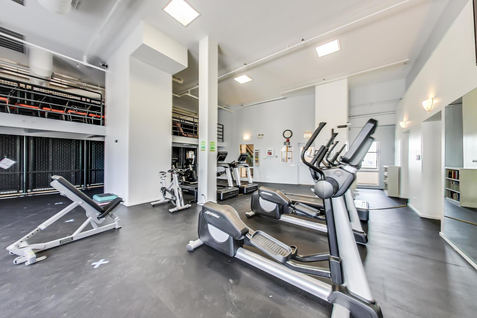 728 W JACKSON Boulevard Unit: 815