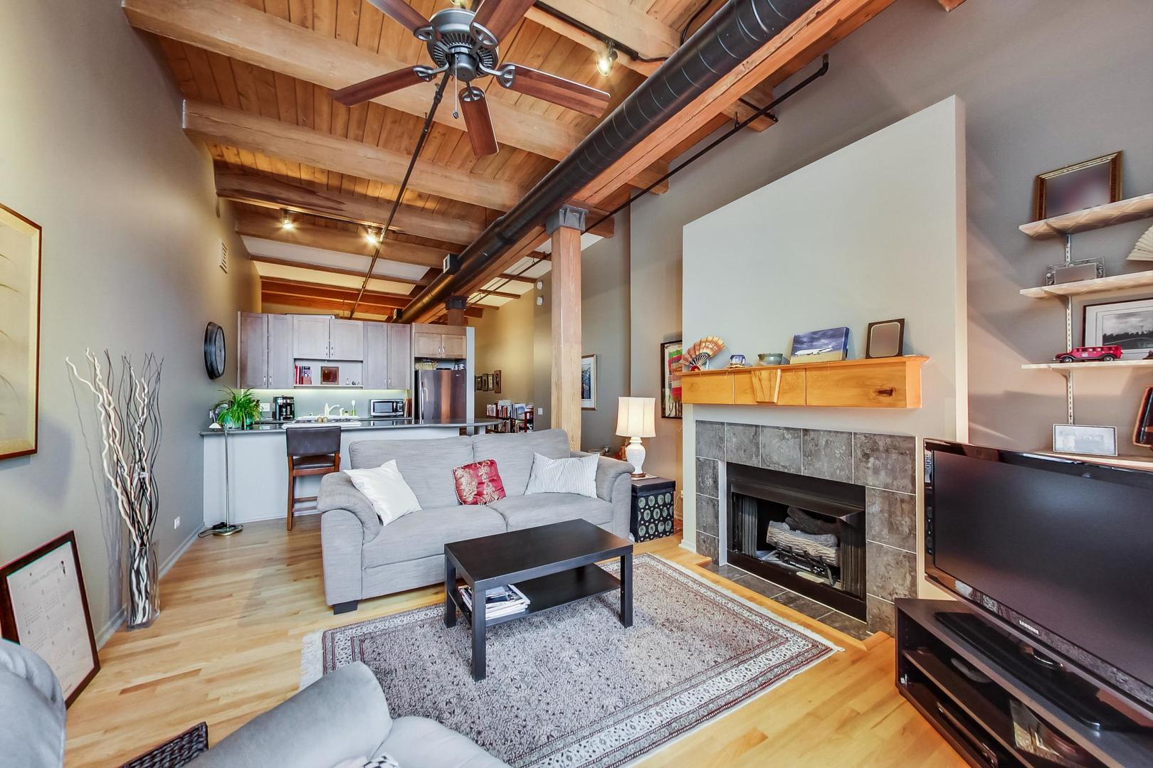 728 W JACKSON Boulevard Unit: 817