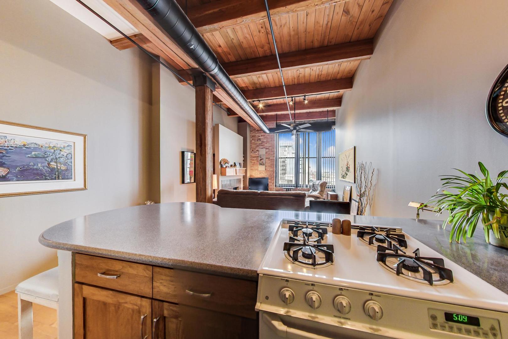 728 W JACKSON Boulevard Unit: 817