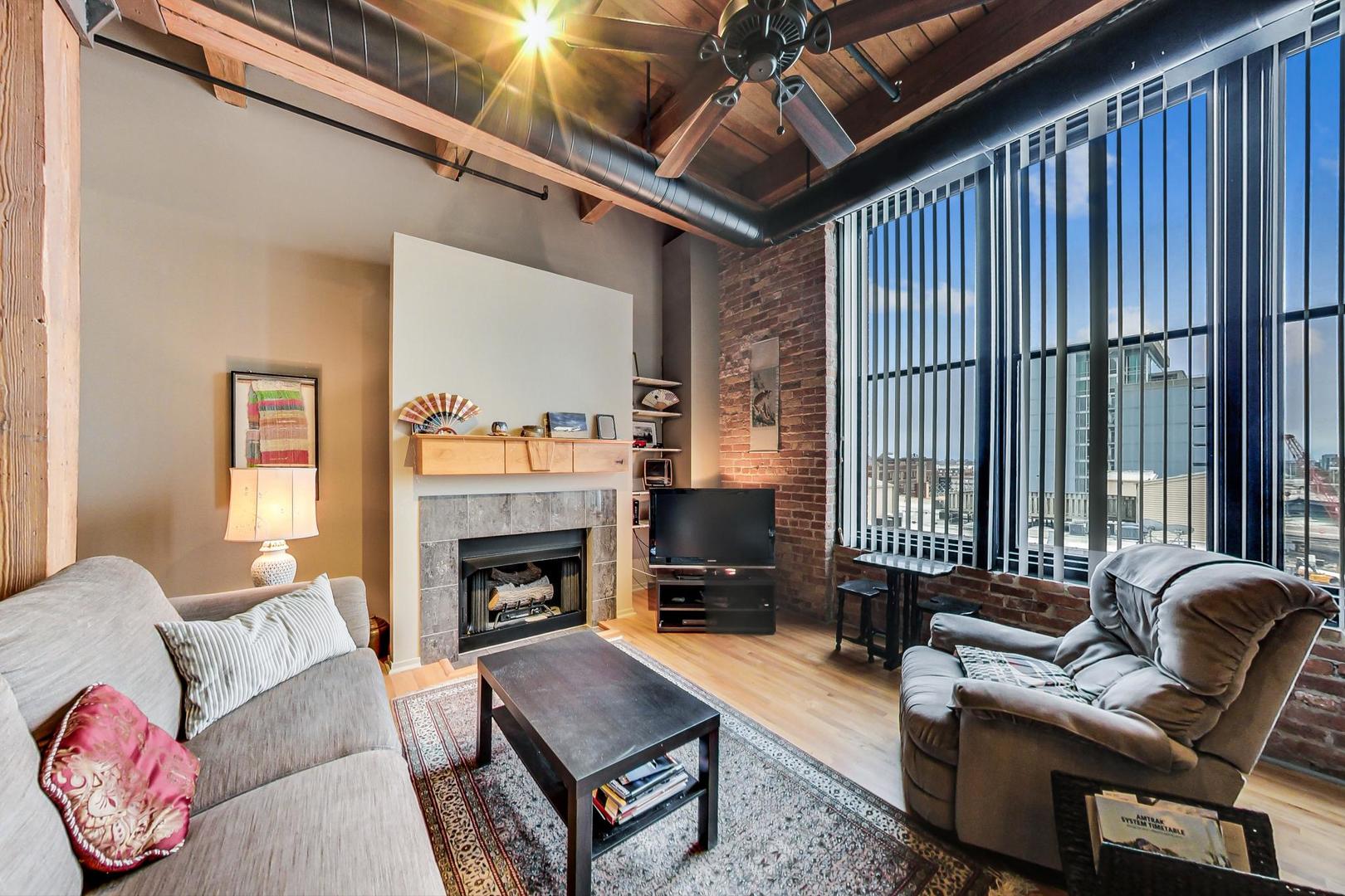 728 W JACKSON Boulevard Unit: 817