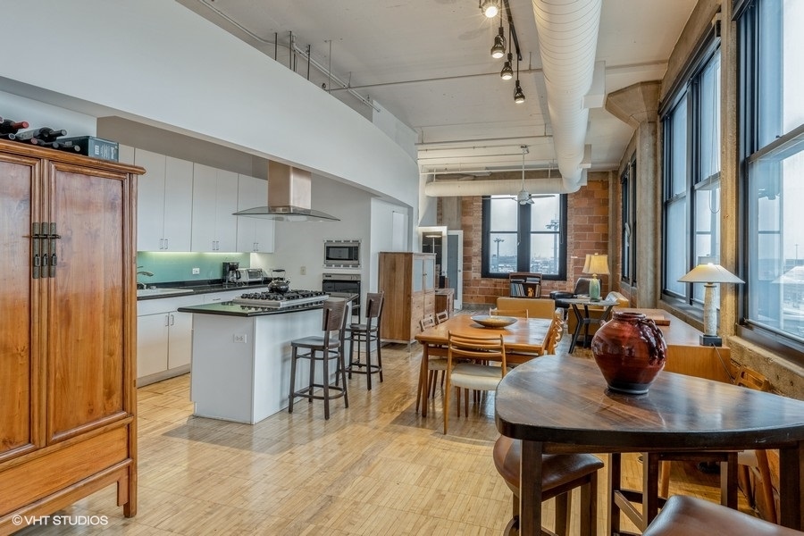 728 W JACKSON Boulevard Unit: 1007