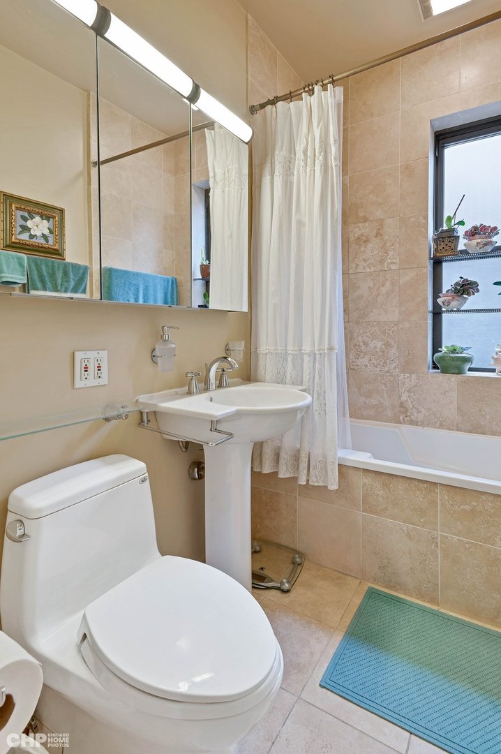 915 W Gunnison Street Unit: 3E