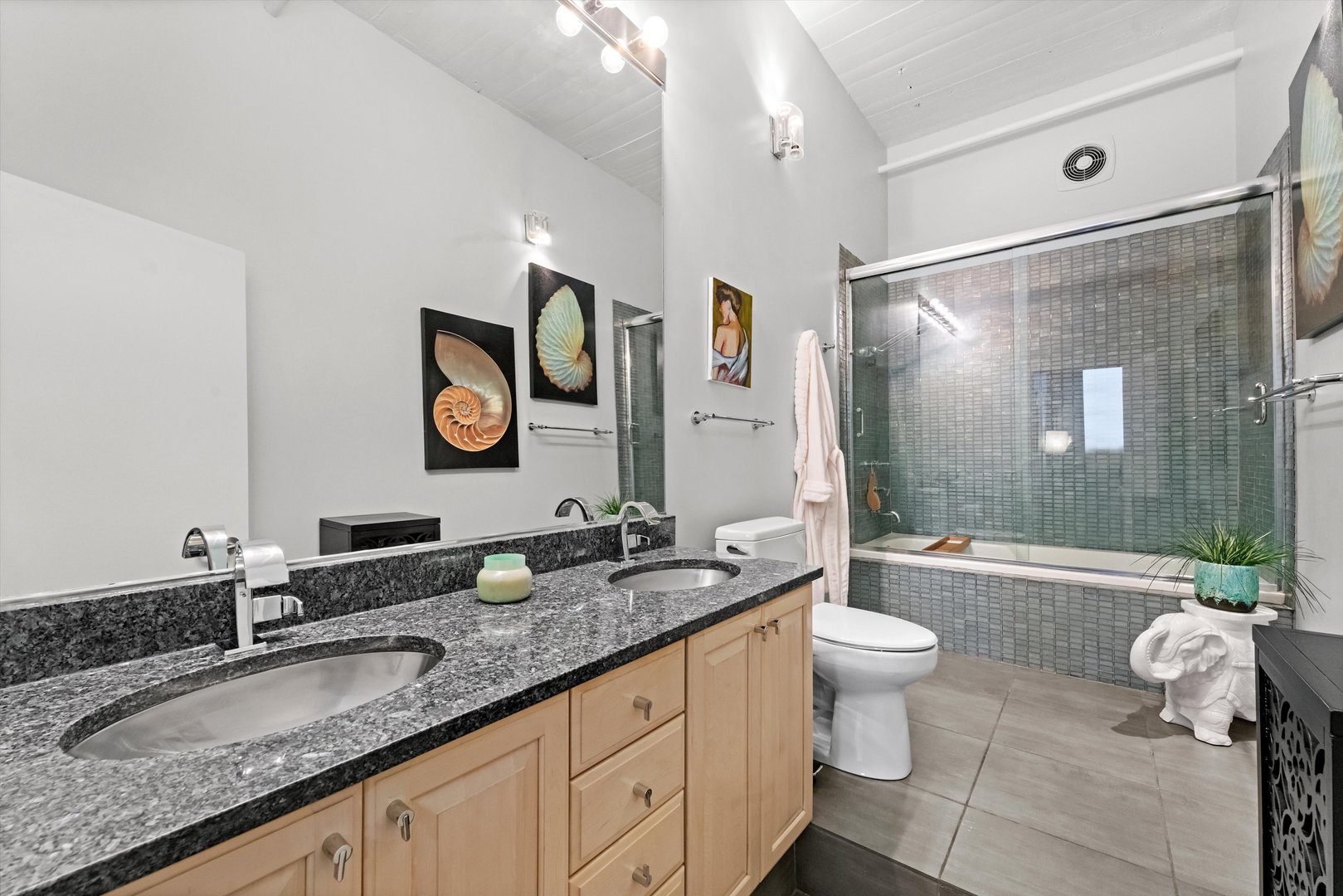 728 W Jackson Boulevard Unit: 902