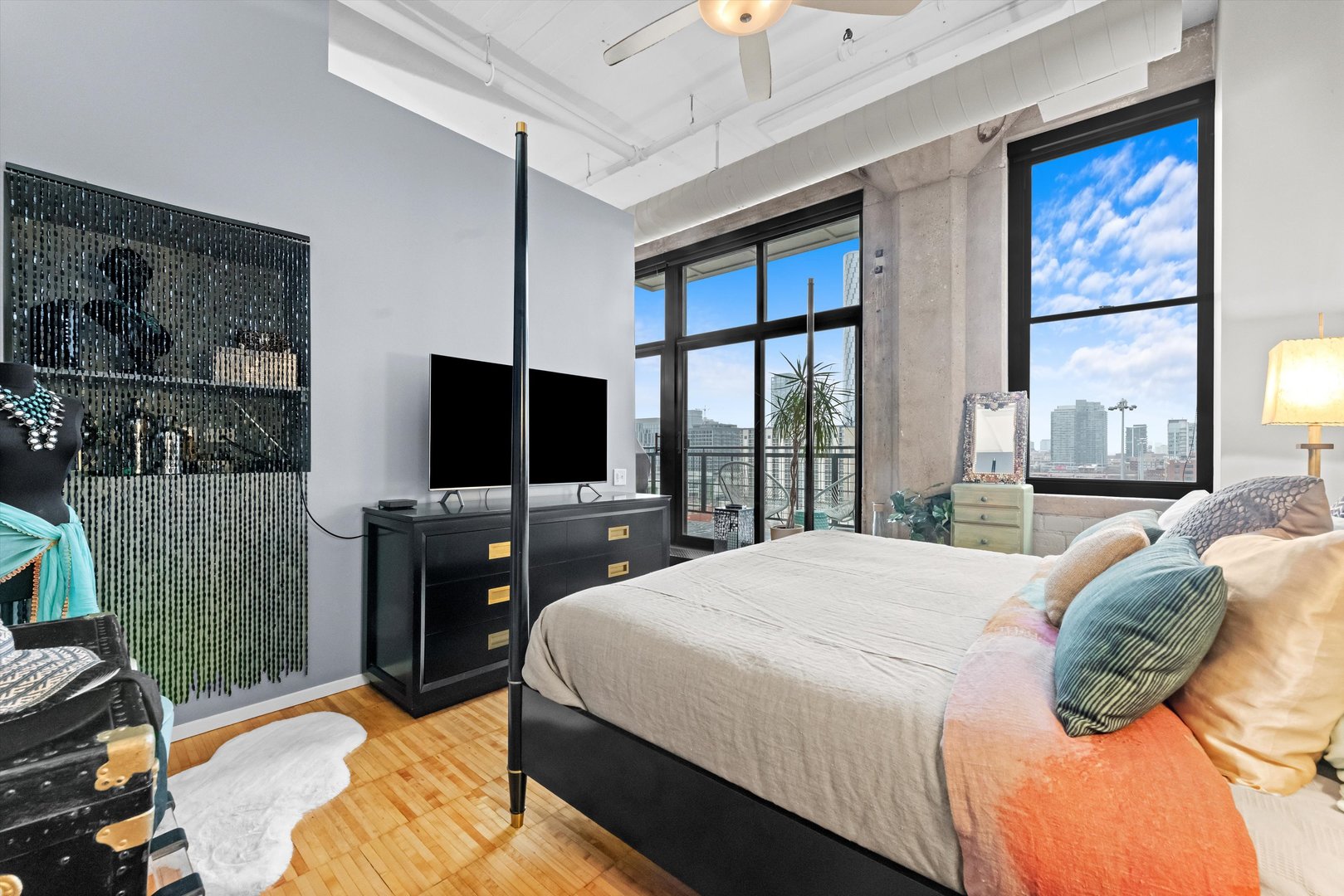 728 W Jackson Boulevard Unit: 902
