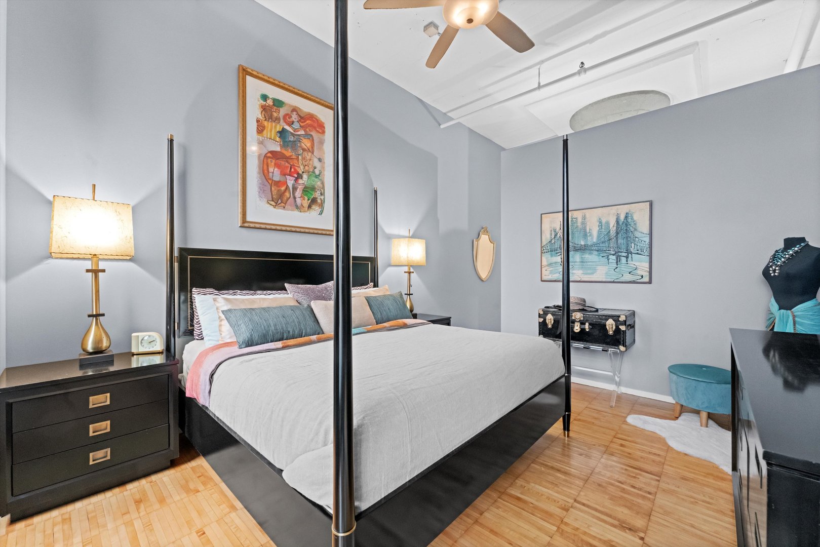 728 W Jackson Boulevard Unit: 902