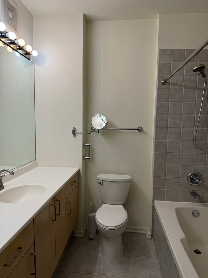 130 S CANAL Street Unit: 9H