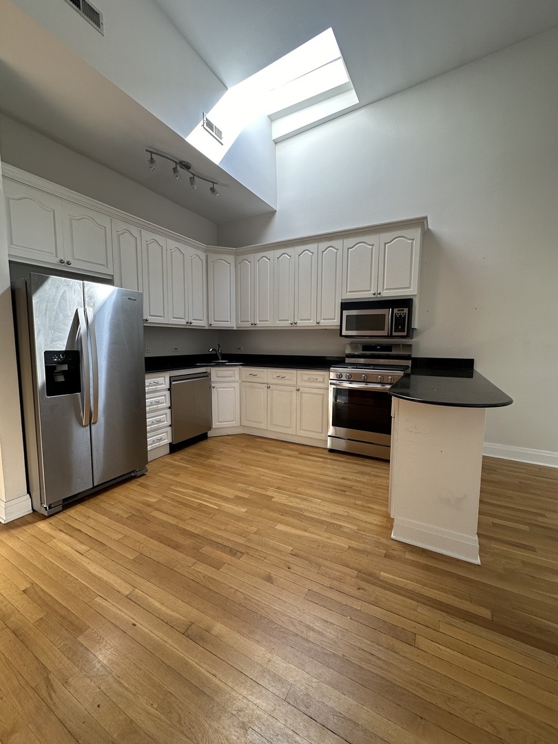 840 W ADAMS Street Unit: 3