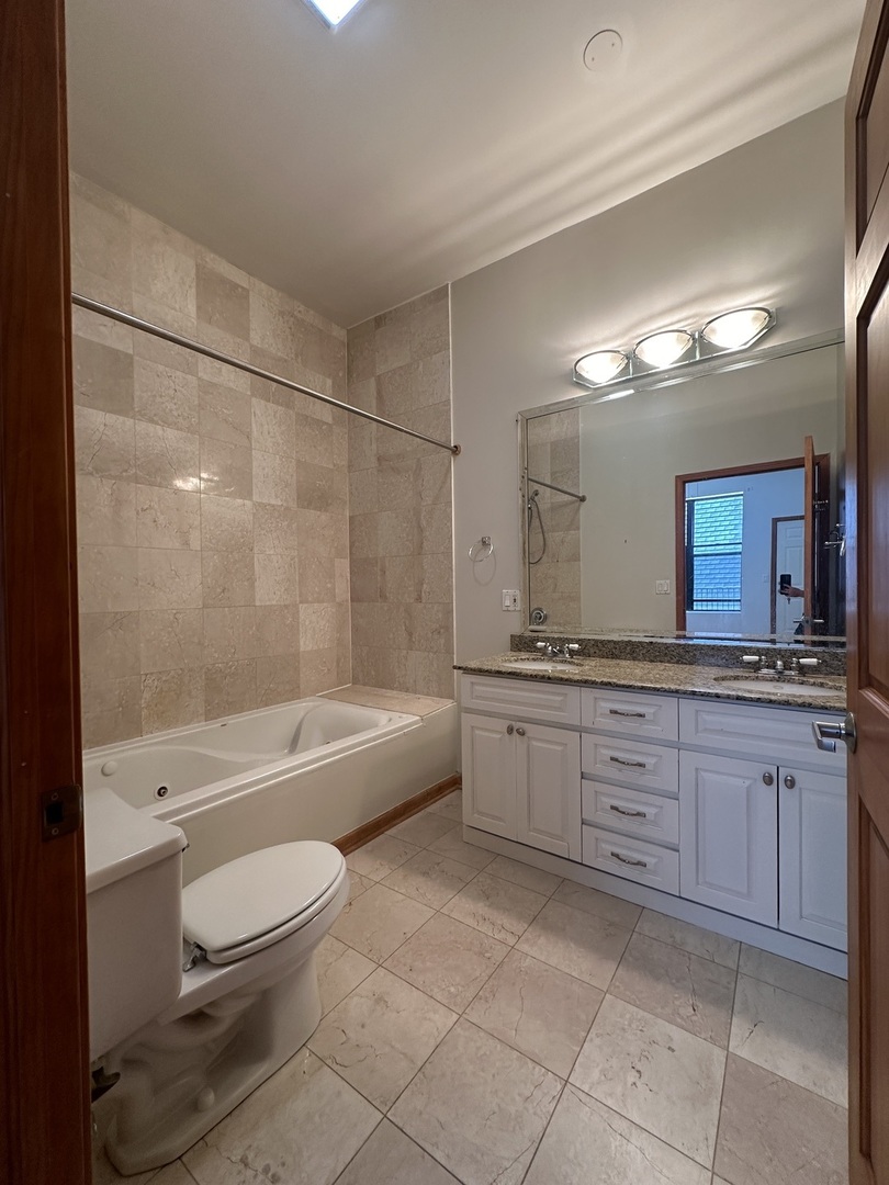 840 W ADAMS Street Unit: 3