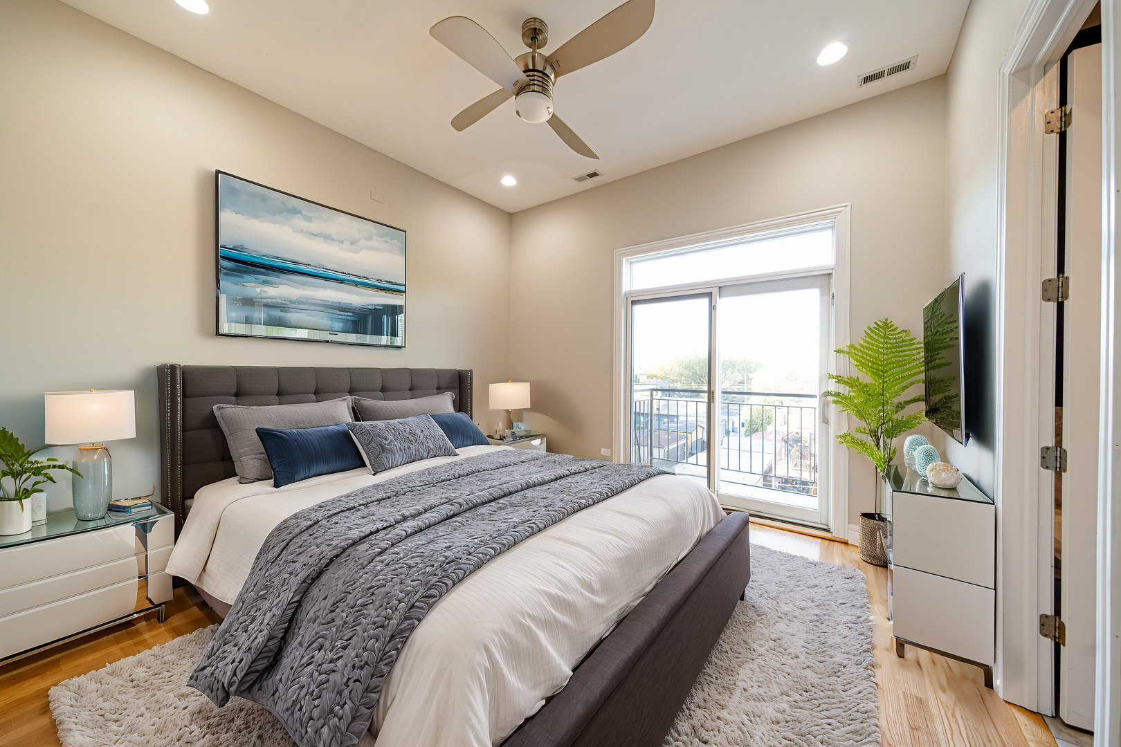 2708 W Chicago Avenue Unit: 4