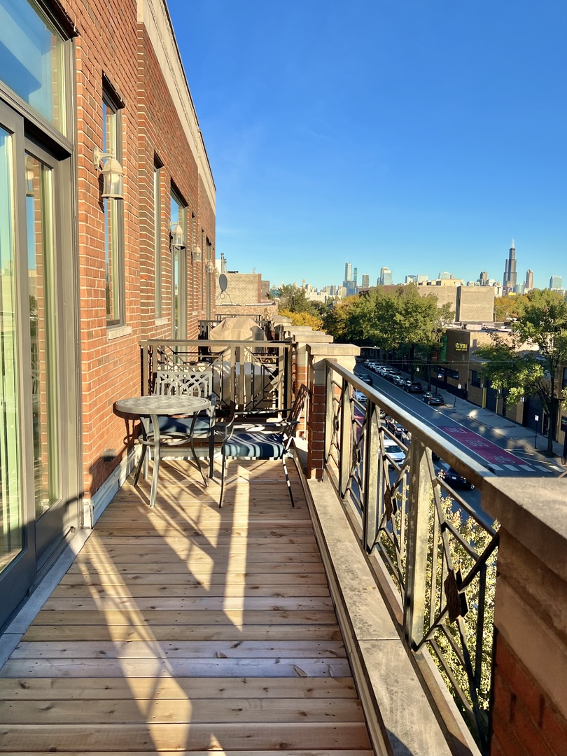 2708 W Chicago Avenue Unit: 4