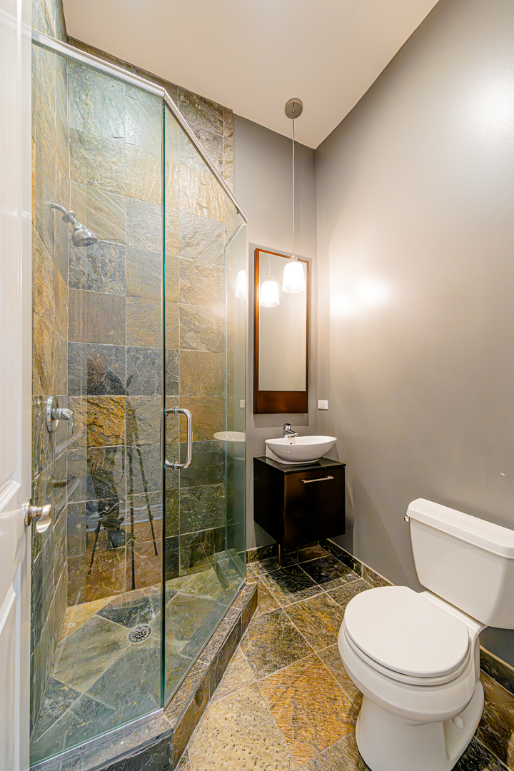 2708 W Chicago Avenue Unit: 4