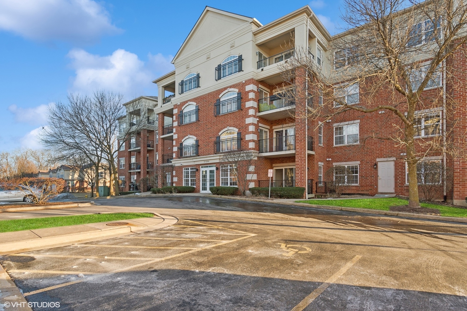 0S099 Lee Street Unit: 302