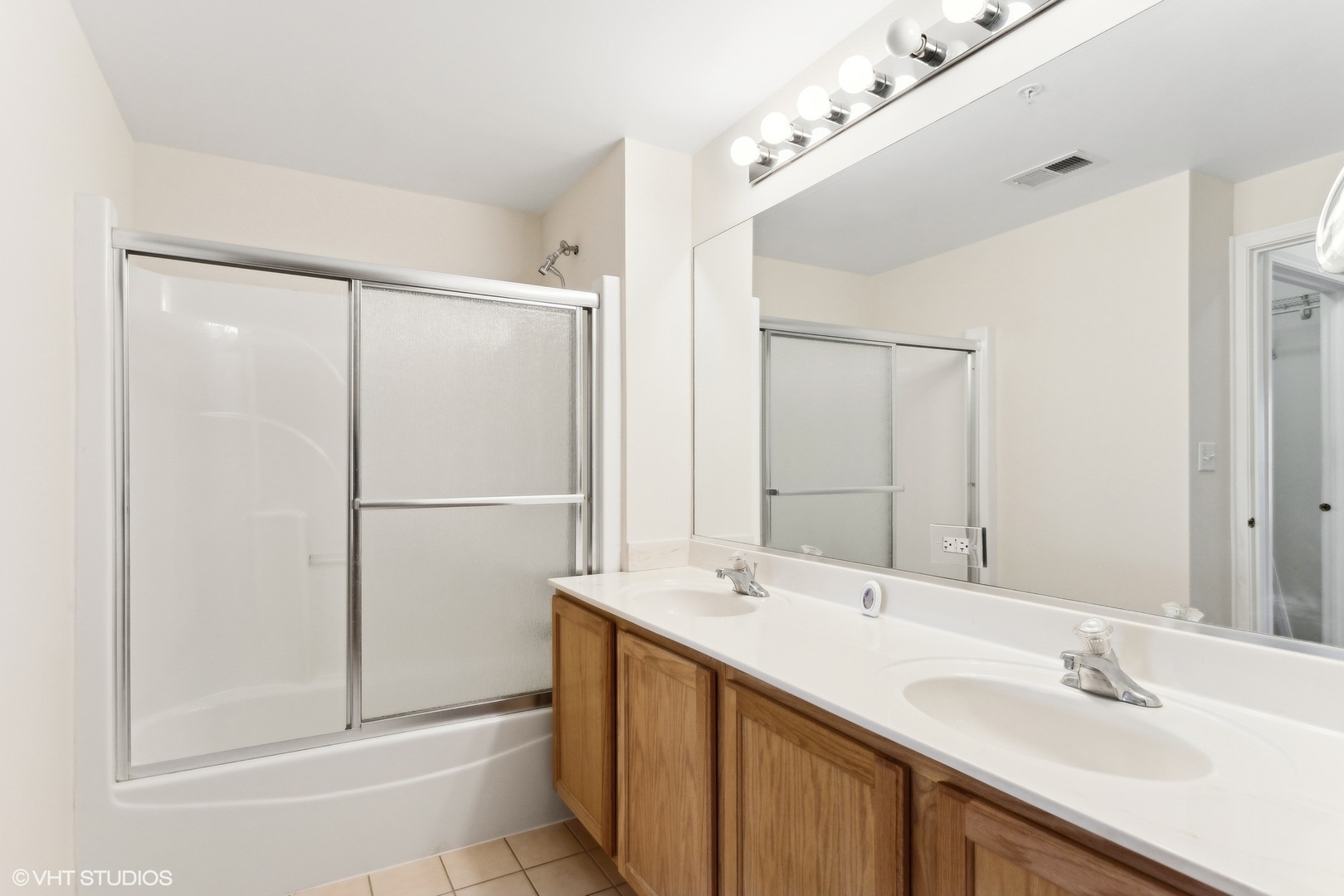 0S099 Lee Street Unit: 302