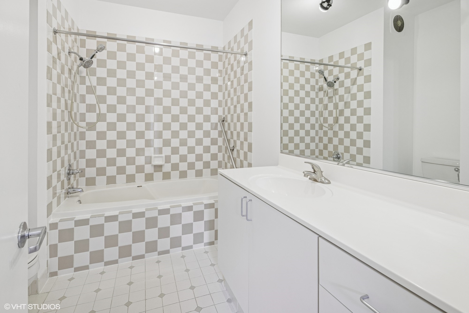 728 W Jackson Boulevard Unit: 1110