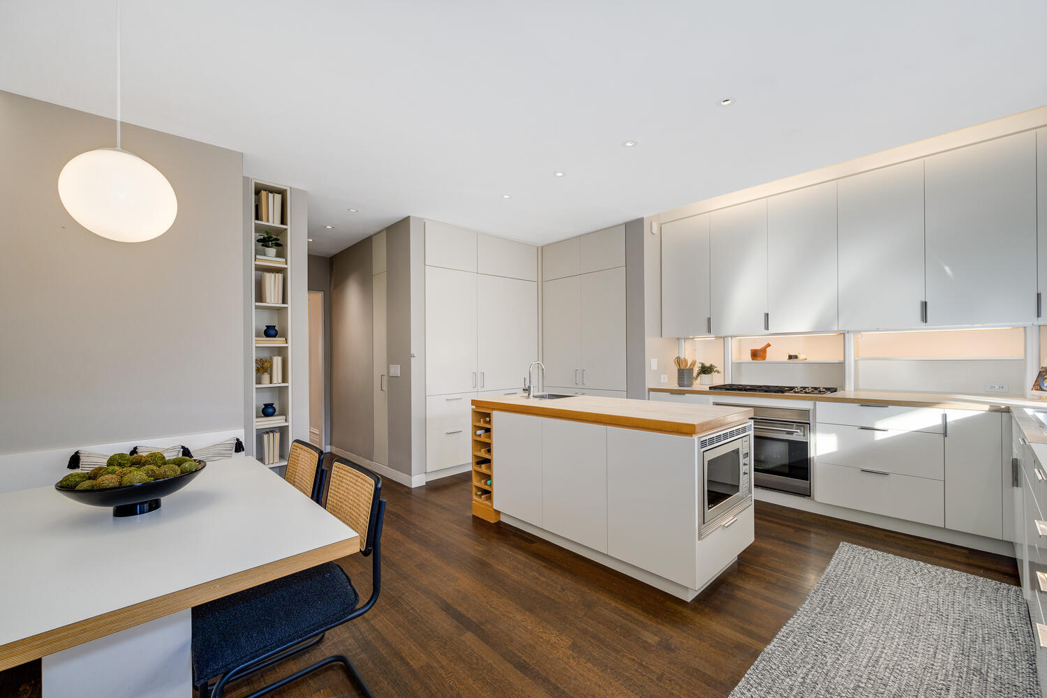 839 W Wrightwood Avenue