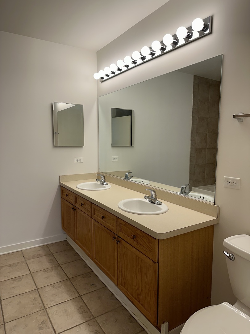 1155 W MADISON Avenue Unit: 210